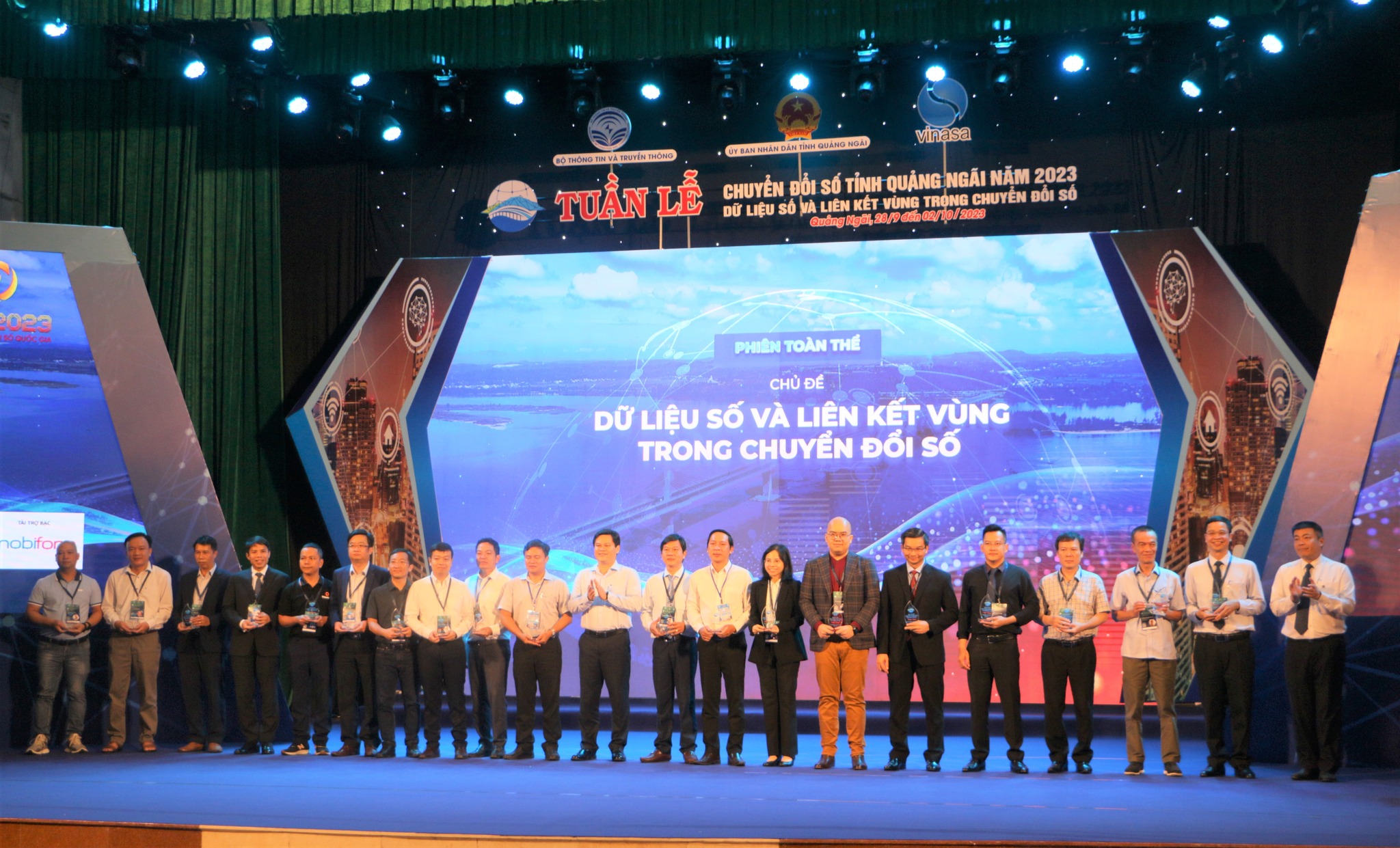 Trao kỉ niệm chương cho các diễn giả tham gia Tuần lễ Chuyển đổi số tỉnh Quảng Ngãi năm 2023